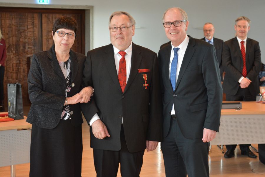 Bernhard Schäfer, mittig im Bild, erhielt soeben das Bundesverdienstkreuz aus den Händen von Landrat Manfred Müller (rechts im Bild). Erste Gratulantin ist seine Gattin, Maria Elisabeth Schäfer. (Foto: Amt für Presse- und Öffentlichkeitsarbeit, Kreis Paderborn, Meike Delang)